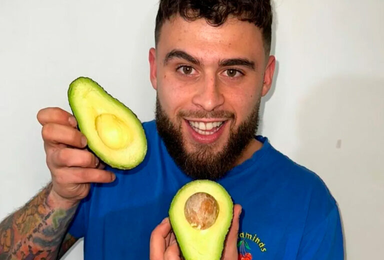 Spanish TikTok’s famous fruit man gives us the ultimate trick to know if an avocado is good