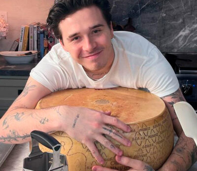 Brooklyn Beckham cocina el sándwich de queso perfecto