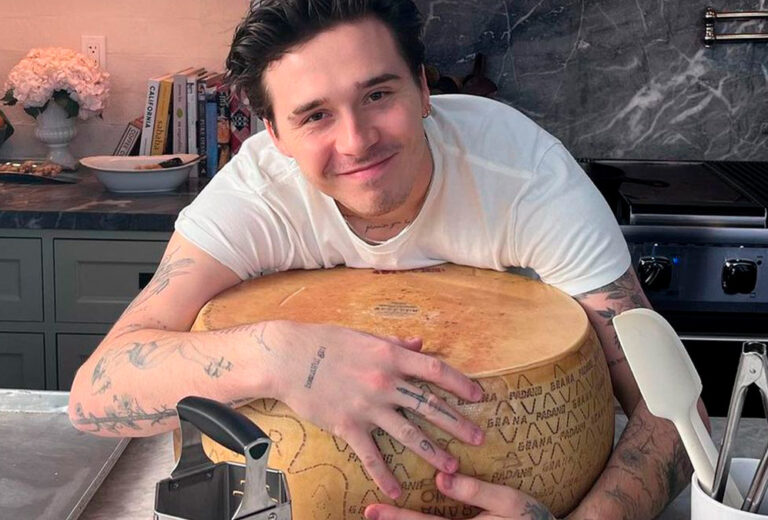 Brooklyn Beckham cocina el sándwich de queso perfecto