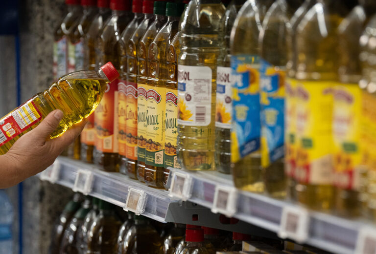 Olive oil prices experience a historic fall in the price of olive oil