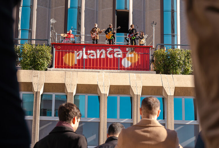 Un hotel hace historia en las alturas: Canopy by Hilton Madrid Castellana rinde homenaje a The Beatles recreando el mítico “Concierto en la Azotea”