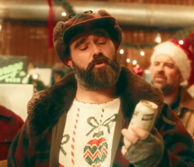 Jason Kelce protagoniza el spot navideño de la cerveza Garage Beer