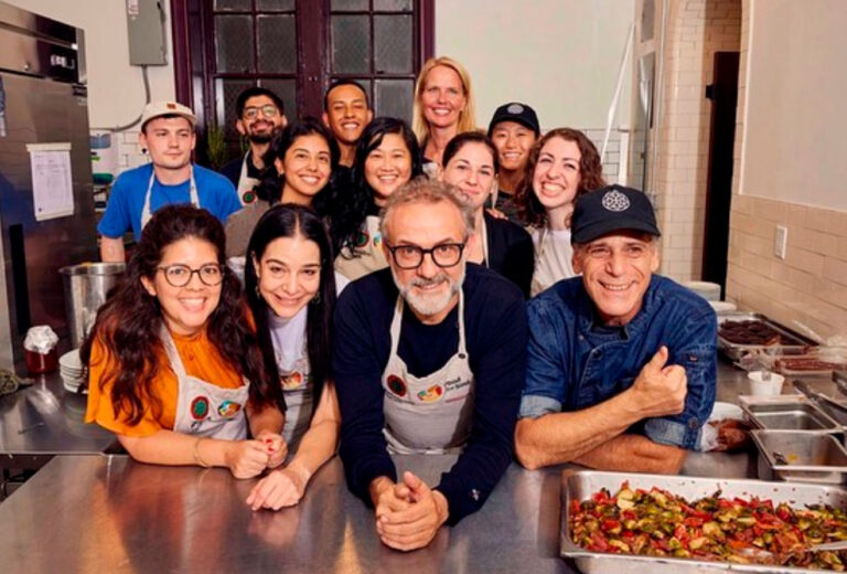 Massimo Bottura introduce a un colectivo estelar de chefs en su cocina comunitaria de Harlem