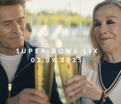 Willem Dafoe y Catherine O’Hara se toman una cerveza en el anuncio de Michelob Ultra para la Super Bowl 2025