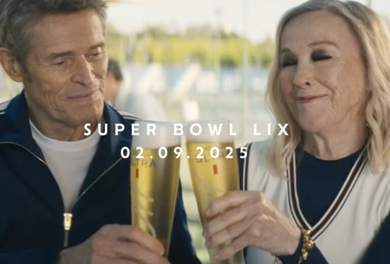 Willem Dafoe y Catherine O’Hara se toman una cerveza en el anuncio de Michelob Ultra para la Super Bowl 2025