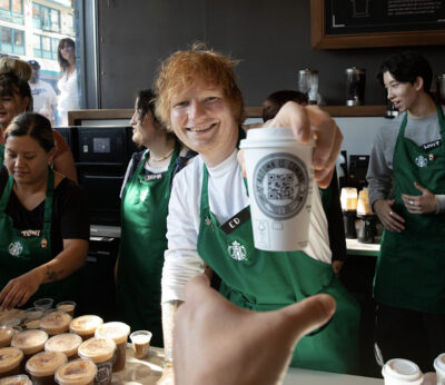 Un café en 30 segundos: la nueva meta de Starbucks