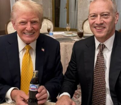 Coca-Cola regala una botella conmemorativa a Trump por su llegada a la Casa Blanca