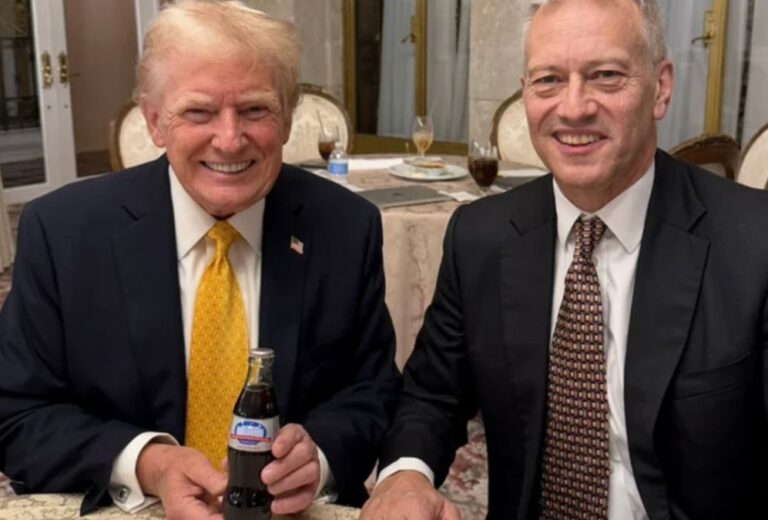 Coca-Cola regala una botella conmemorativa a Trump por su llegada a la Casa Blanca