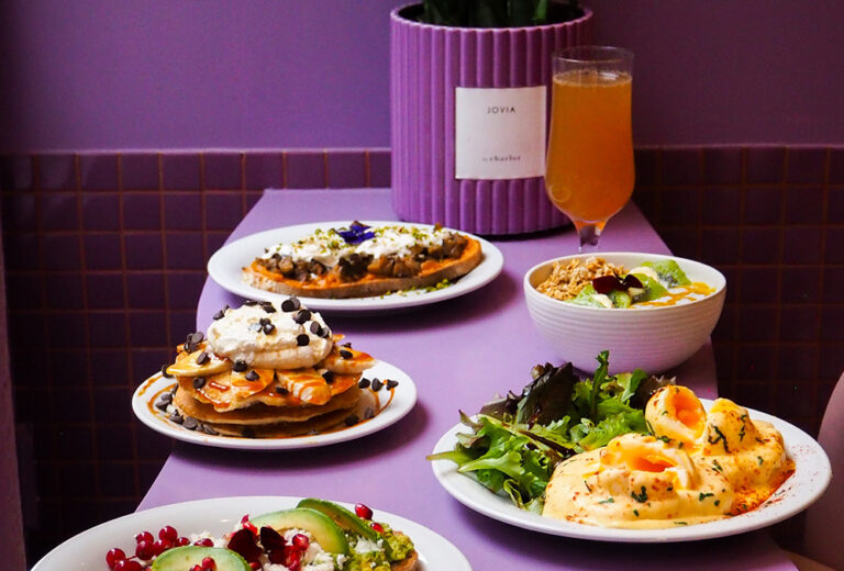 ¿Dónde brunchear en París? Tres lugares deliciosos y muy coloridos donde comer muy bien