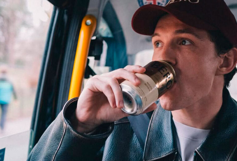 Tom Holland intentó comprar su propia cerveza y le pidieron el DNI