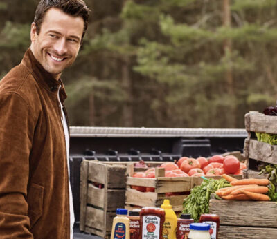 Glen Powell vuelve a enamorarse del ketchup con Smash Kitchen, su nueva marca de salsas