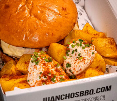 Café Comercial y Juanchos BBQ presentan ‘La Chulapa’, la burger más castiza de Madrid