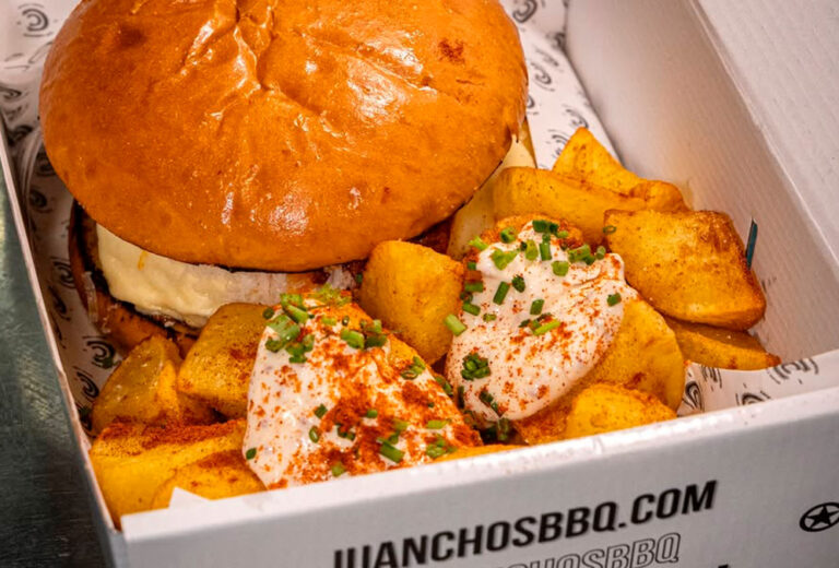Café Comercial y Juanchos BBQ presentan ‘La Chulapa’, la burger más castiza de Madrid
