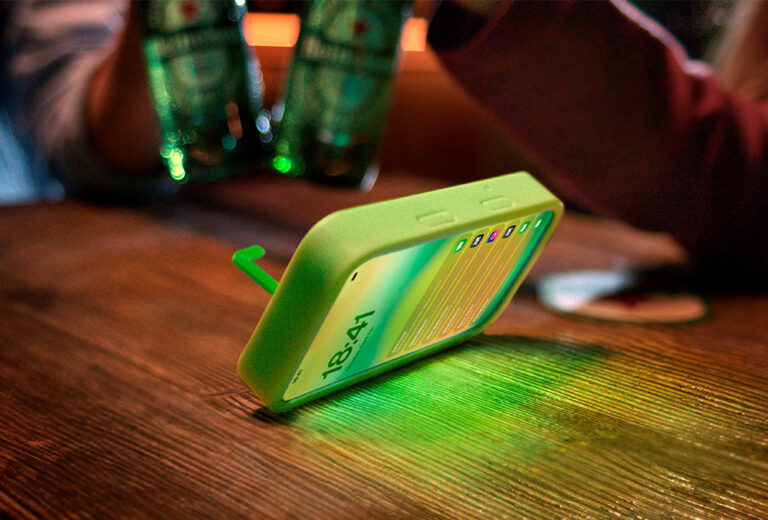 Heineken presenta una funda que voltea el móvil al brindar